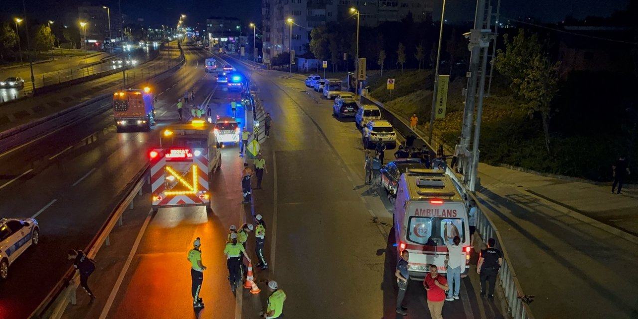 3 araç birbirine girdi Küçükçekmece karıştı!