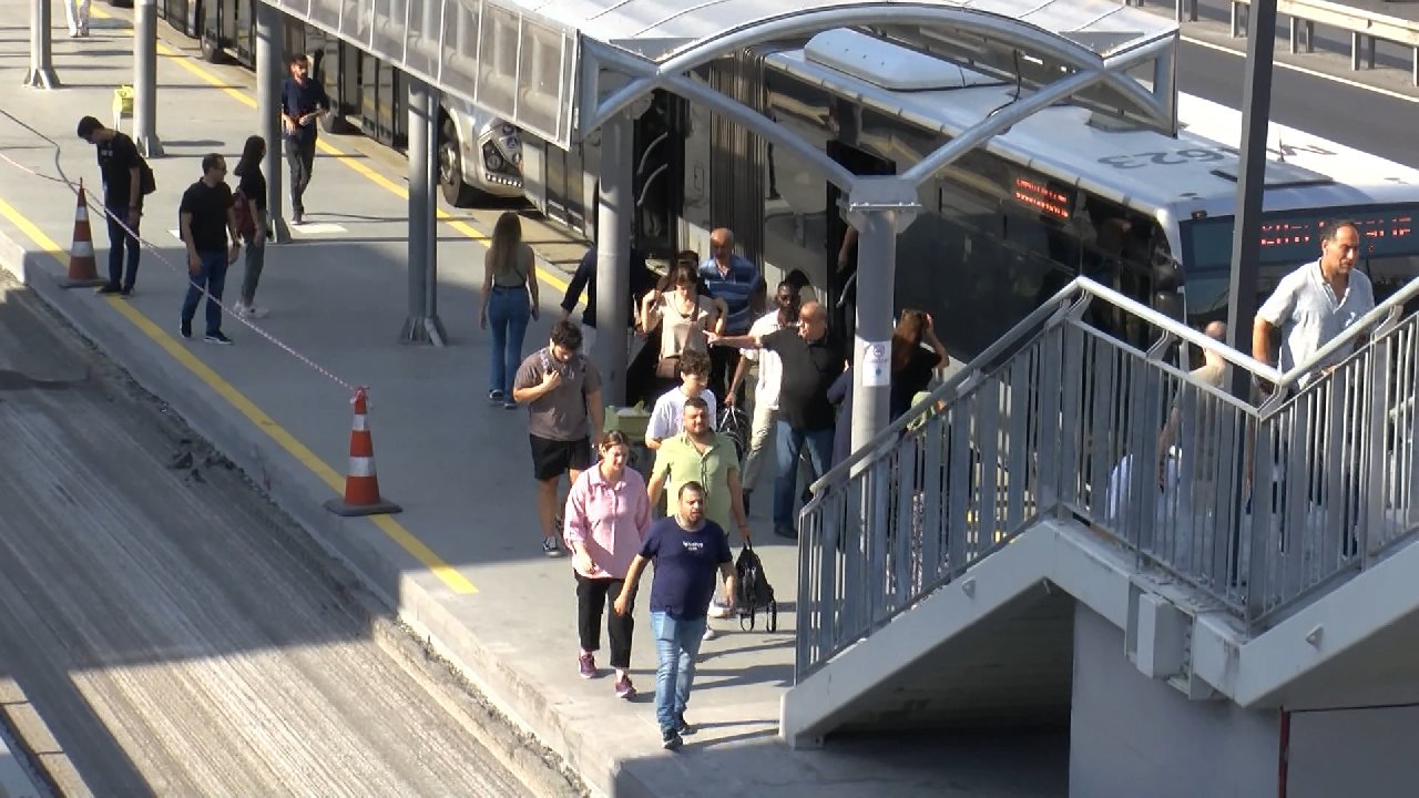 Bakırköy'de 'Beyaz yol' çalışması trafiği kilitledi: Beylikdüzü metrobüs geçişleri durduruldu