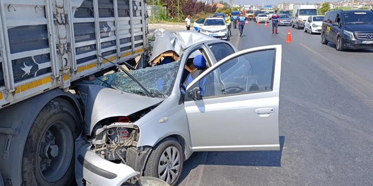 Antalya'da tıra çarpan otomobildeki 1 kişi öldü