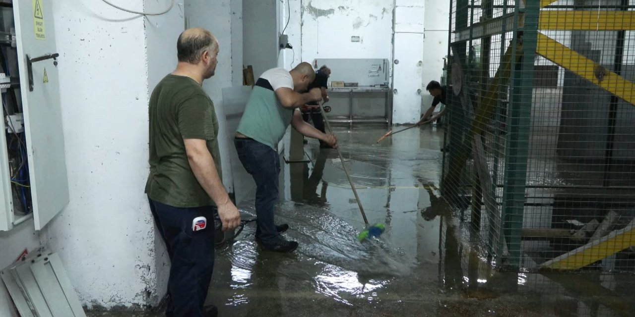 Bayrampaşa'da rögar tıkanıklığı fabrikayı vurdu!