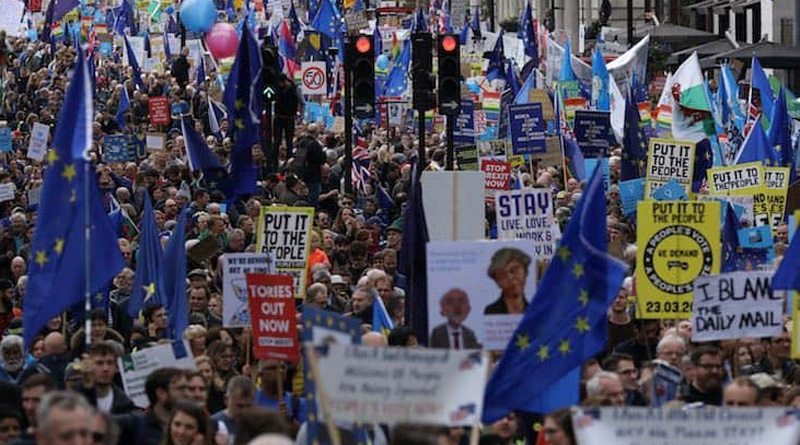 Brexit için yeni referandum isteyenler Londra’da yürüdü