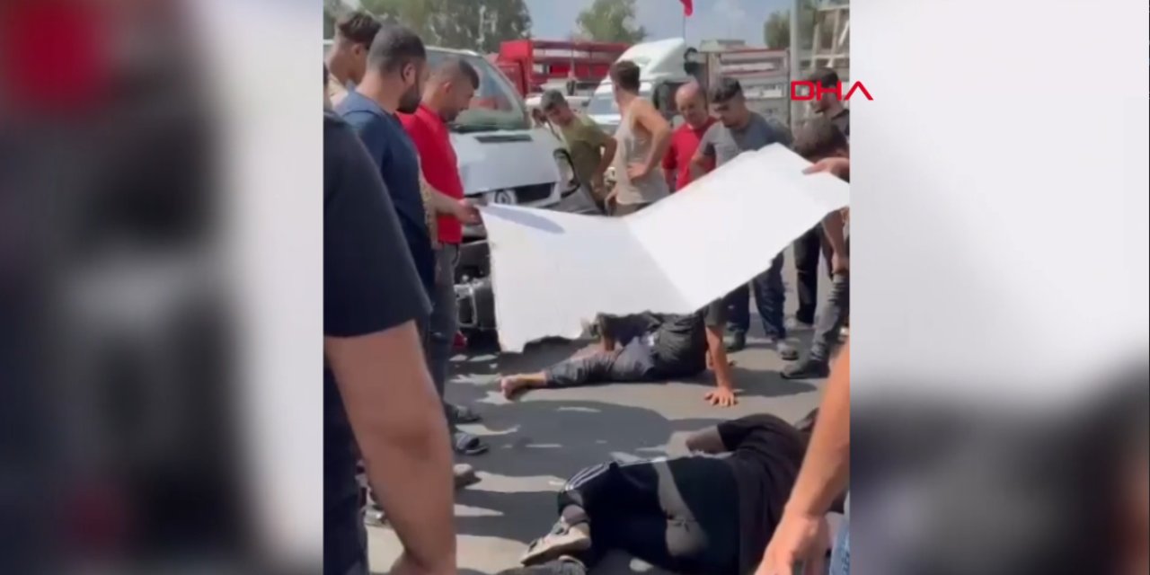 Adana'da ambulansı bekleyen yaralılara kartondan gölgelik yaptılar