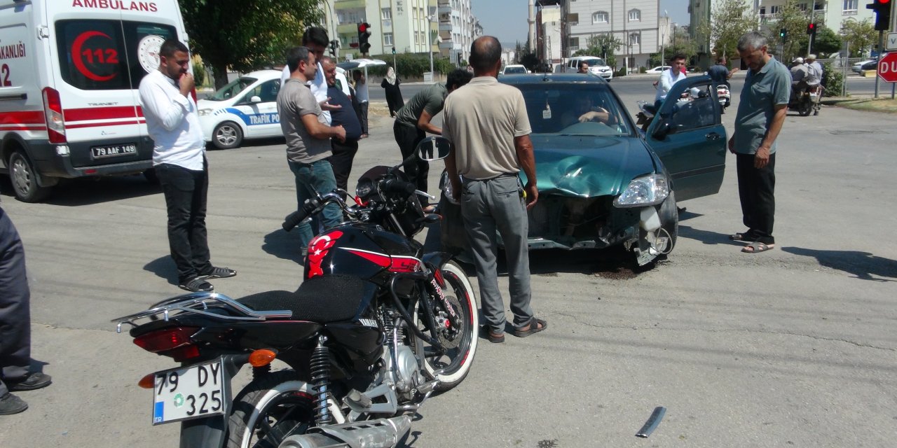 Motosikletle otomobil çarpıştı: Yaralılar var!