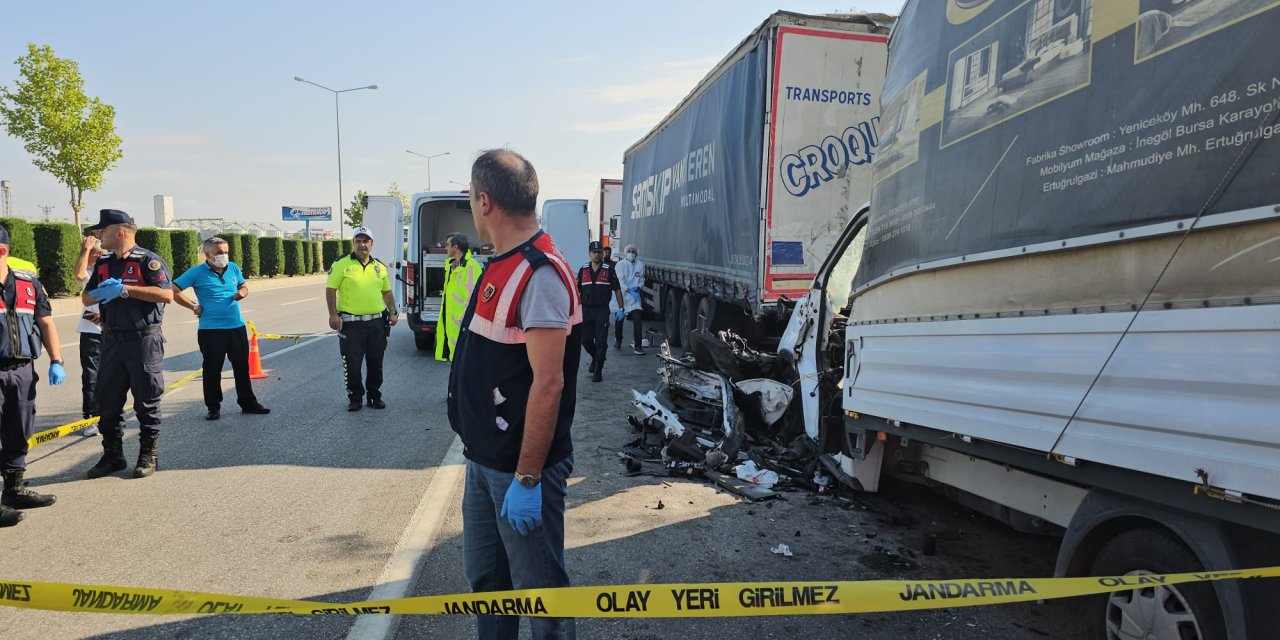 Park halinde TIR'a çarptı: Feci kaza 3 can aldı!