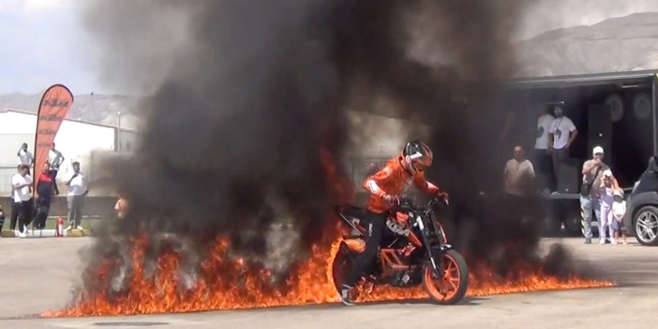 Motosikletiyle ateşin içinden geçti