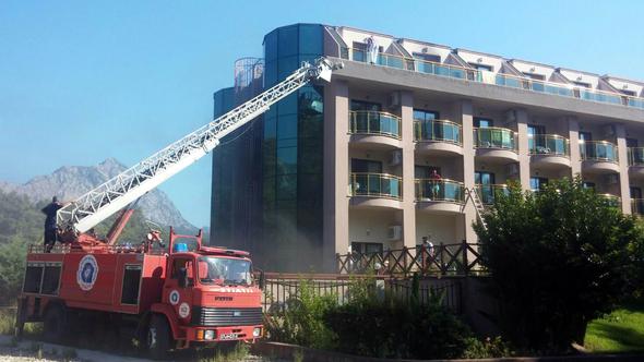 Antalya’da lüks otelde yangın: 400 kişi tahliye edildi
