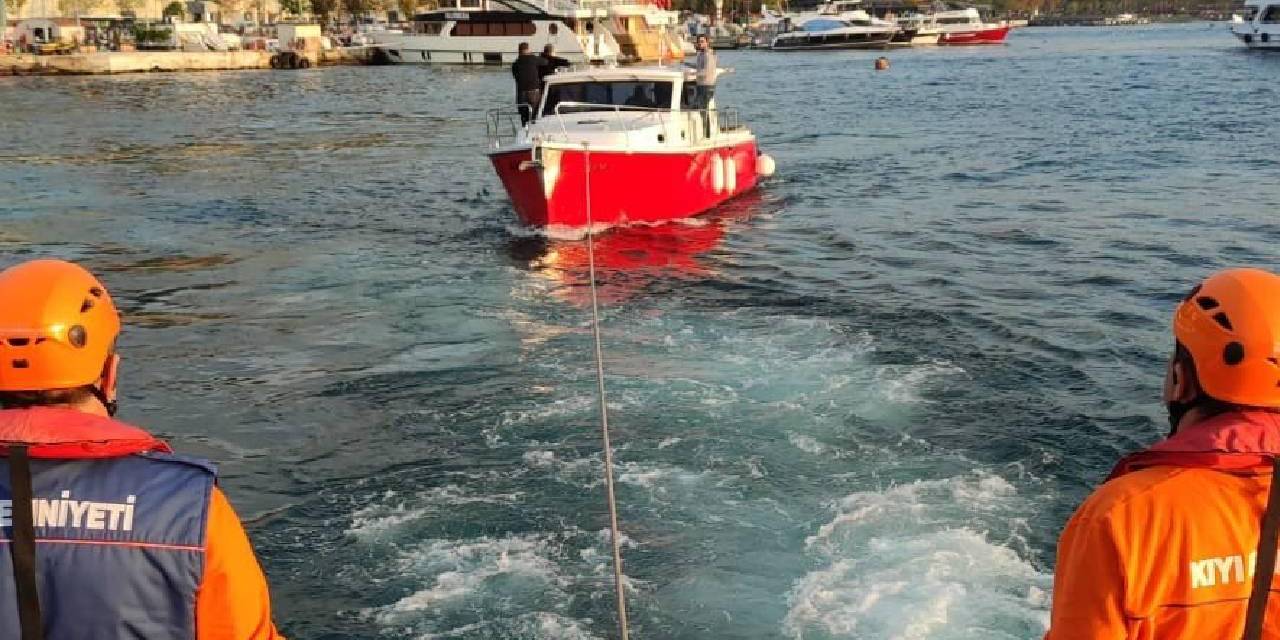 Beykoz açıklarında sürüklenen tekne kurtarıldı