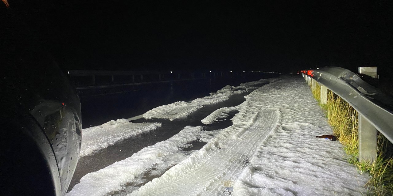 Ardahan'da şiddetli dolu; karayolunu beyaz örtü kapladı