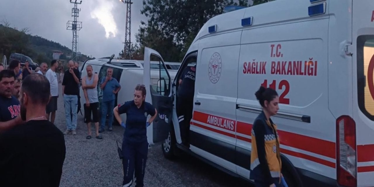 Fındık işçilerinin taşındığı minibüs devrildi: 15 yaralı