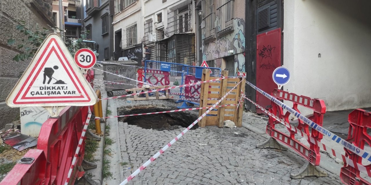 Beyoğlu'nda önce yangın çıktı sonra yol çöktü!