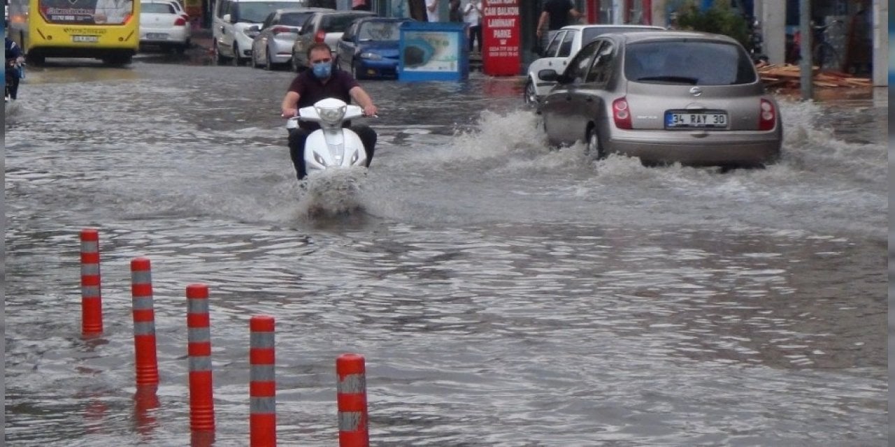 Çorlu'da yağmur hayatı felç etti: Her yer sular altında