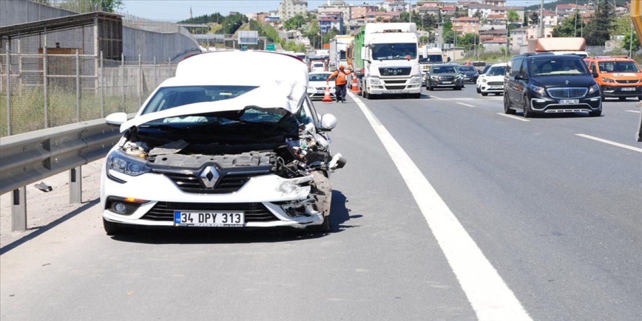 TEM Otoyolu kilitlendi! Zincirleme kazada 6 araç birbirine girdi