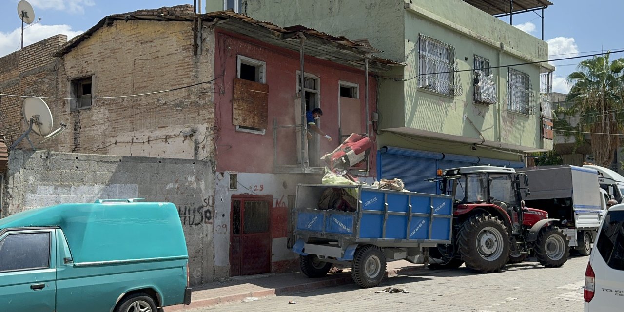 Yeni aldıkları eve girince şoke oldular! Kamyon kamyon çöp çıkarıldı