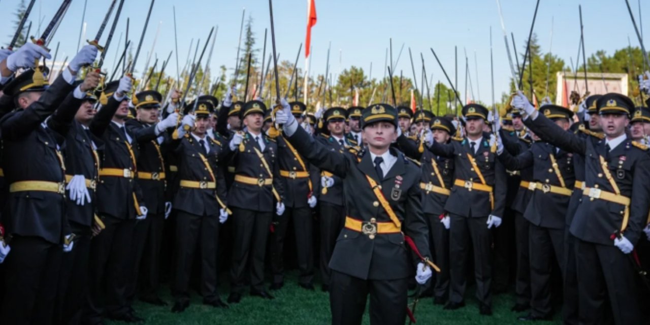 Abdülkadir Selvi, kılıçlı yemin ettiren Teğmen Ebru Eroğlu 'Pişman değilim' deyince yalanlama beklemiş