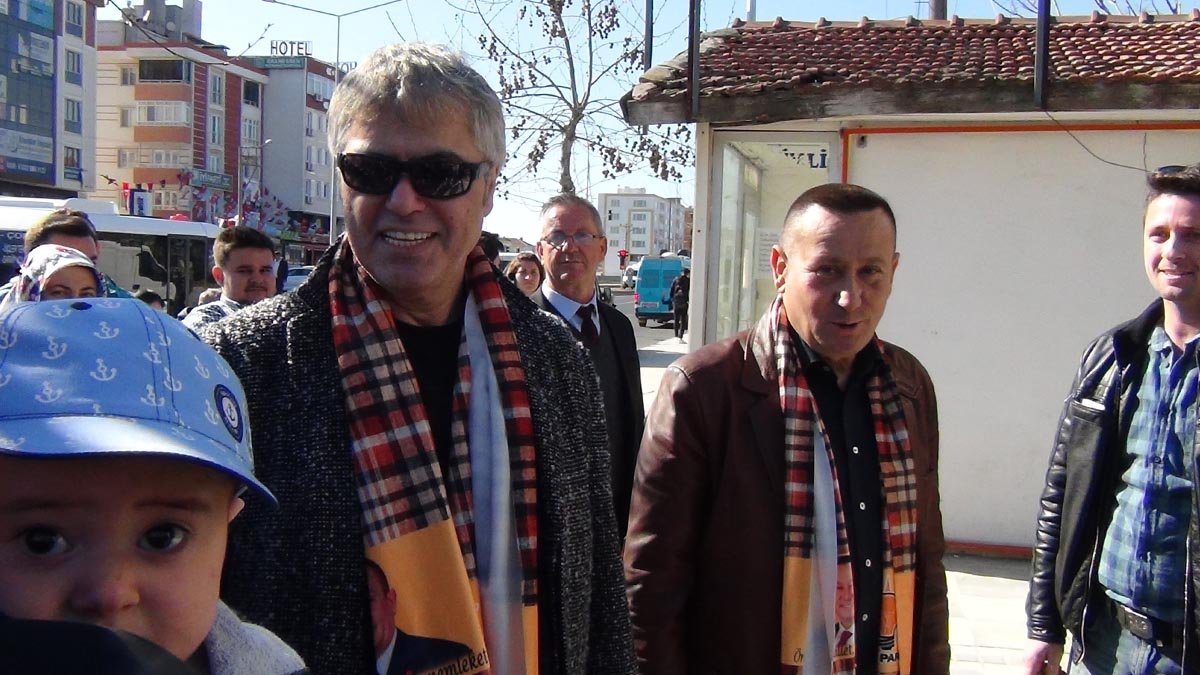 Ünlü arabeskçi kapı kapı dolaşıp AKP adayına oy istedi