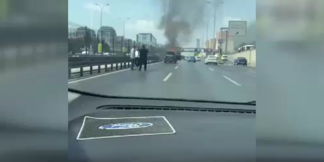 İstanbul'da otomobil trafiğin ortasında cayır cayır yandı