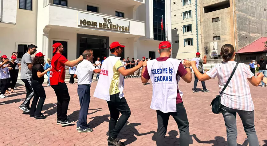 İşten çıkarılan işçilerden halaylı protesto