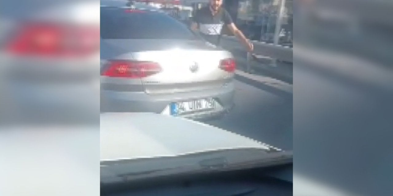 Trafikte dehşet! Otomobilin önünü kesip camını kırdı