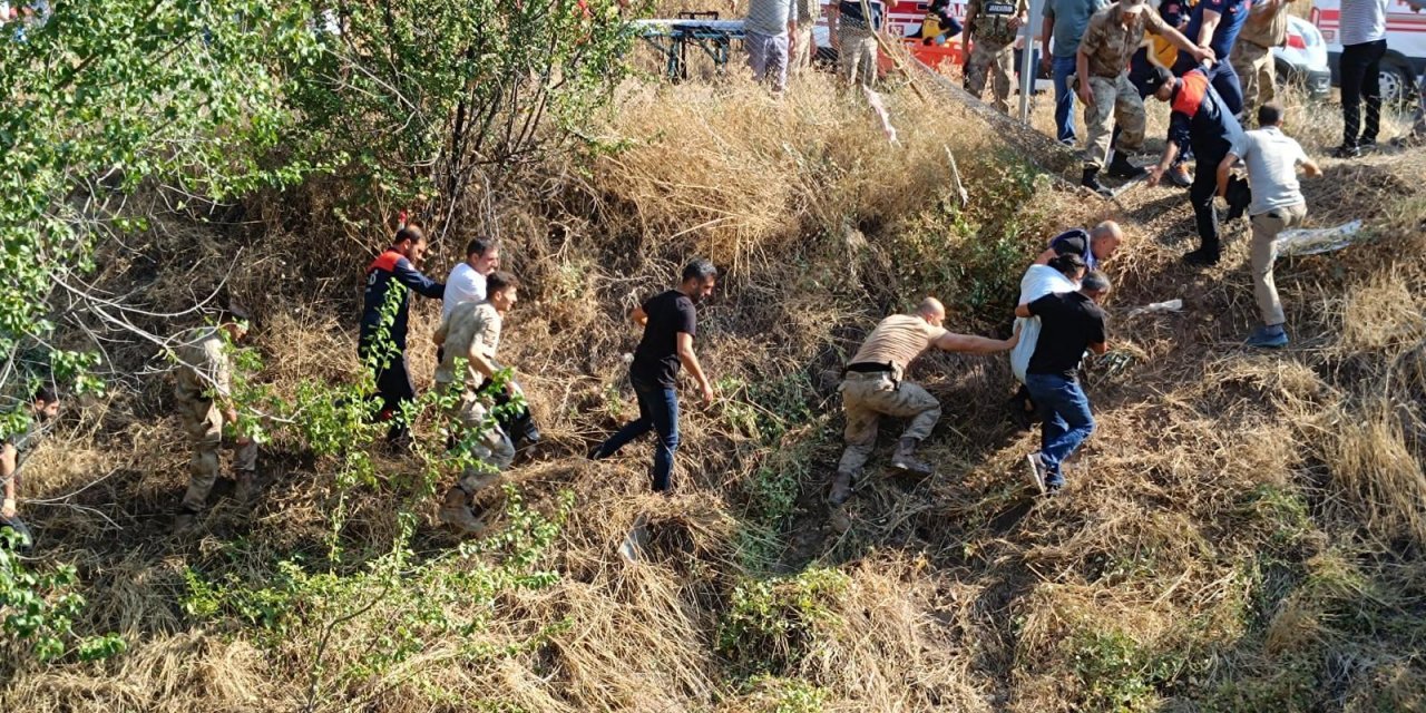 Mazgirt Köprüsü'nde can pazarı! Şans eseri kurtuldular