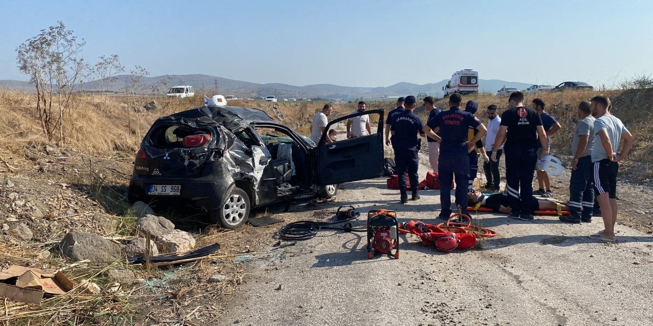 Balıkesir'de takla atan otomobilde 5 kişi sıkıştı: Sağlık durumları ciddi!