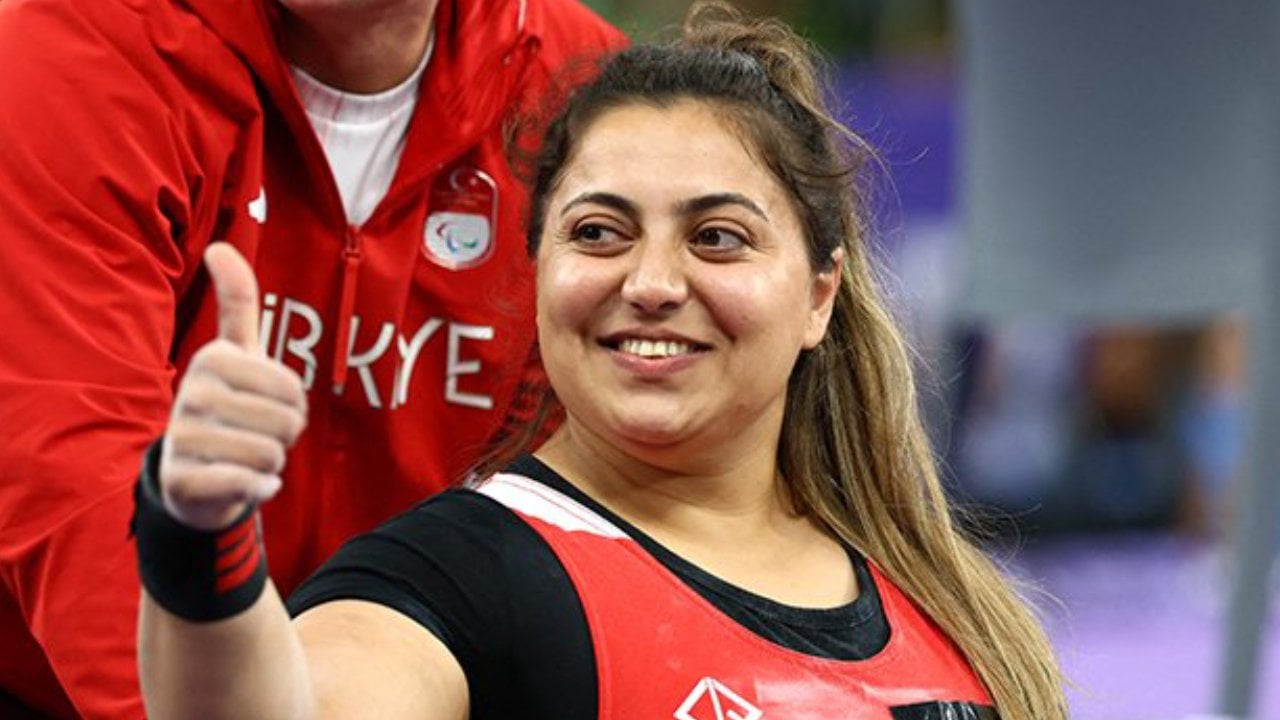 Milli halterci Sibel Çam, Paris 2024'te bronz madalya kazandı!