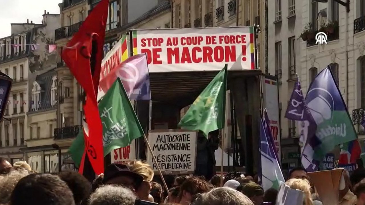 Cumhurbaşkanı Macron'a protesto! Halk sokağa indi!