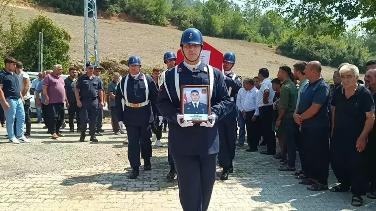 Adana'da trafik kazasında ölen Uzman Çavuş Hamza Yılmaz toprağa verildi