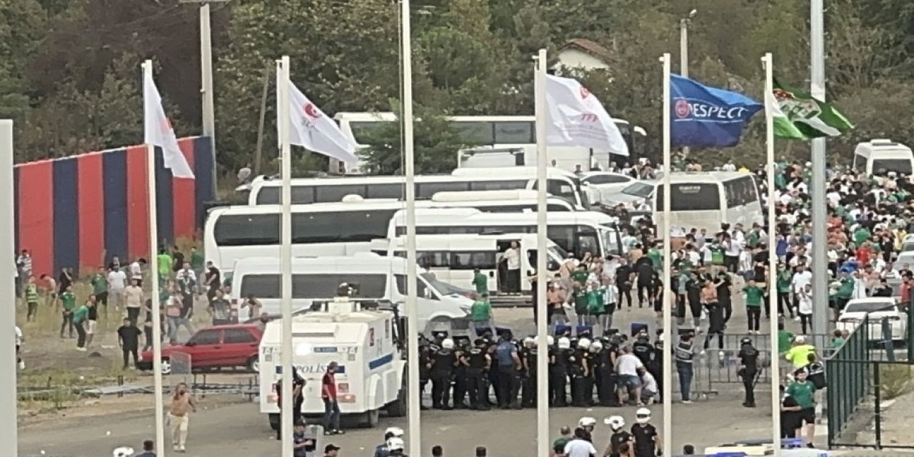 Düzce'de taraftarları tribünleri terk etti. Bursaspor kazandı