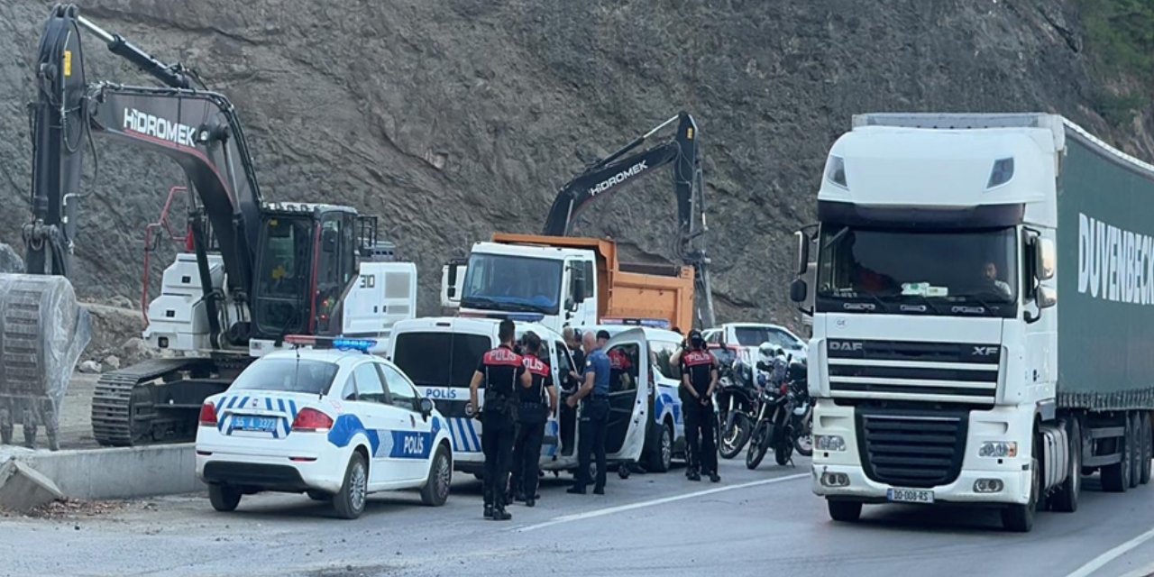 Taş ocağındaki patlatmada taşlar yola saçıldı; 4 yaralı