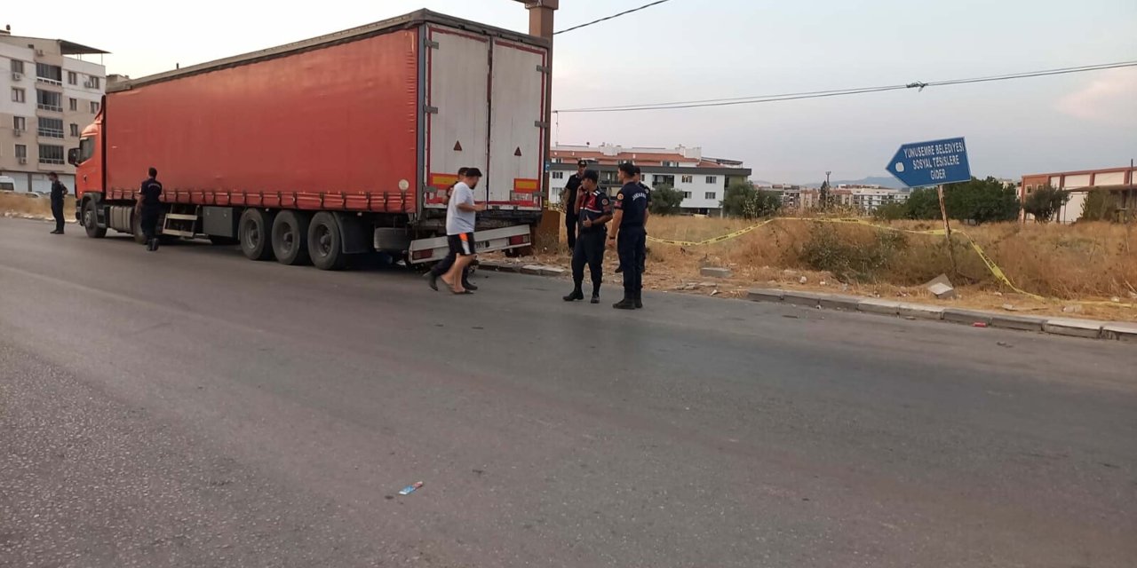 Manisa'da motosiklet tıra çarptı: 1 ölü 1 ağır yaralı