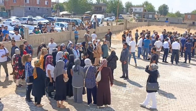 Narin'in cenazesinde mangalcı AKP milletvekili hatıra fotoğrafı çektirdi