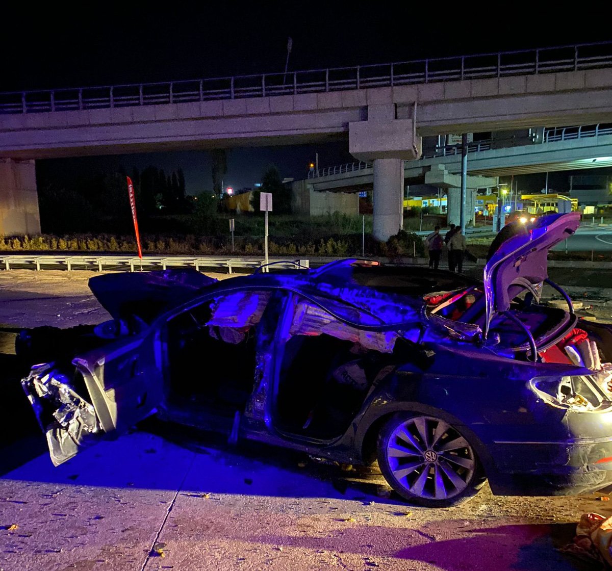 Bariyerlere çarptı mağaza bahçesine uçtu: 2 kişi yaralandı!