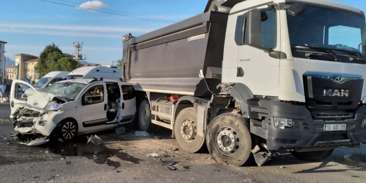 Balıkesir'de kamyonla çarpışan araçta 6 kişi yaralandı