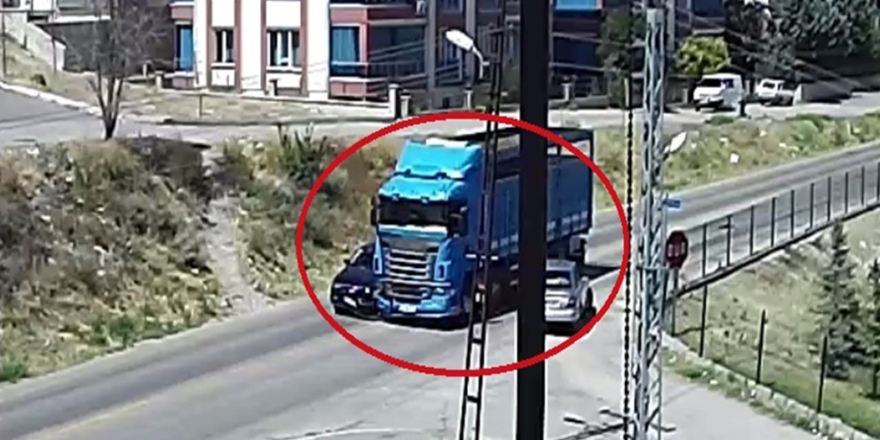 TIR ile 2 otomobil çarpıştı: Feci kaza kamerada!