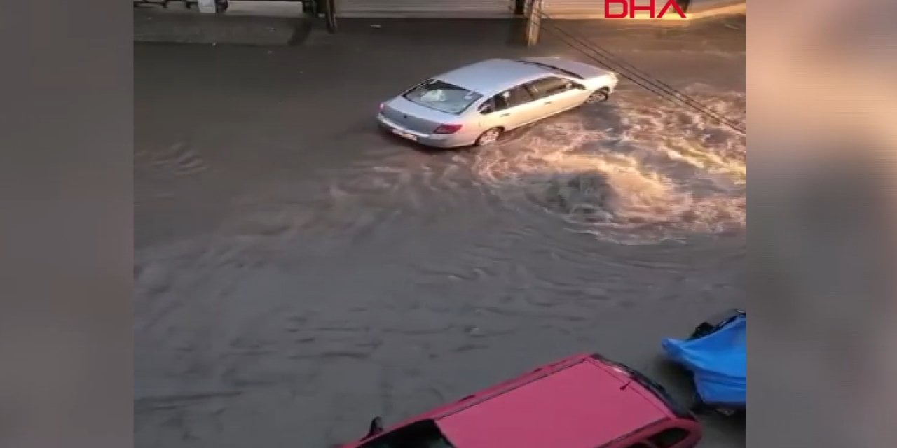 Manisa'yı da sel vurdu! Araçlar yolda vatandaş zorda kaldı