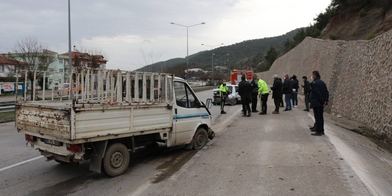 Amasya'da korkunç kaza: Otomobil kamyona çarptı baba ve oğlu yaralandı