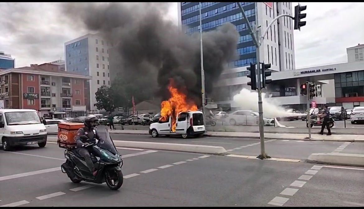 Adalet Sarayı’nın önünde aracını ateşe verdi