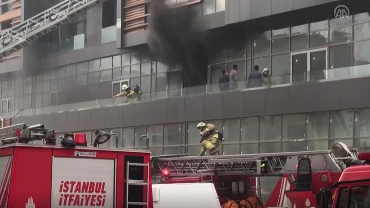 İstanbul'da gökdelen yangını: Ekipler müdahale ediyor