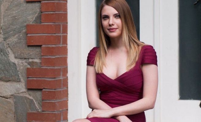 'Yasak Elma'daki derin göğüs dekolteli sahne olay oldu