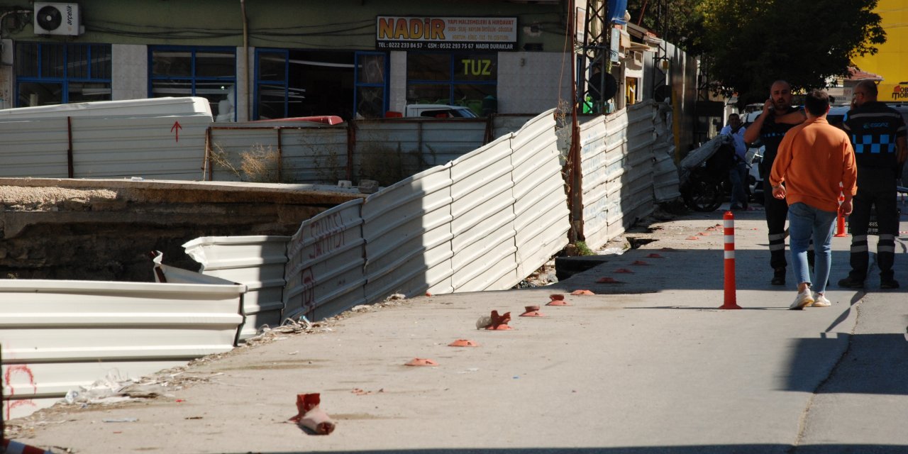 İnşaatta panik: Yol çöktü bariyerler devrildi!