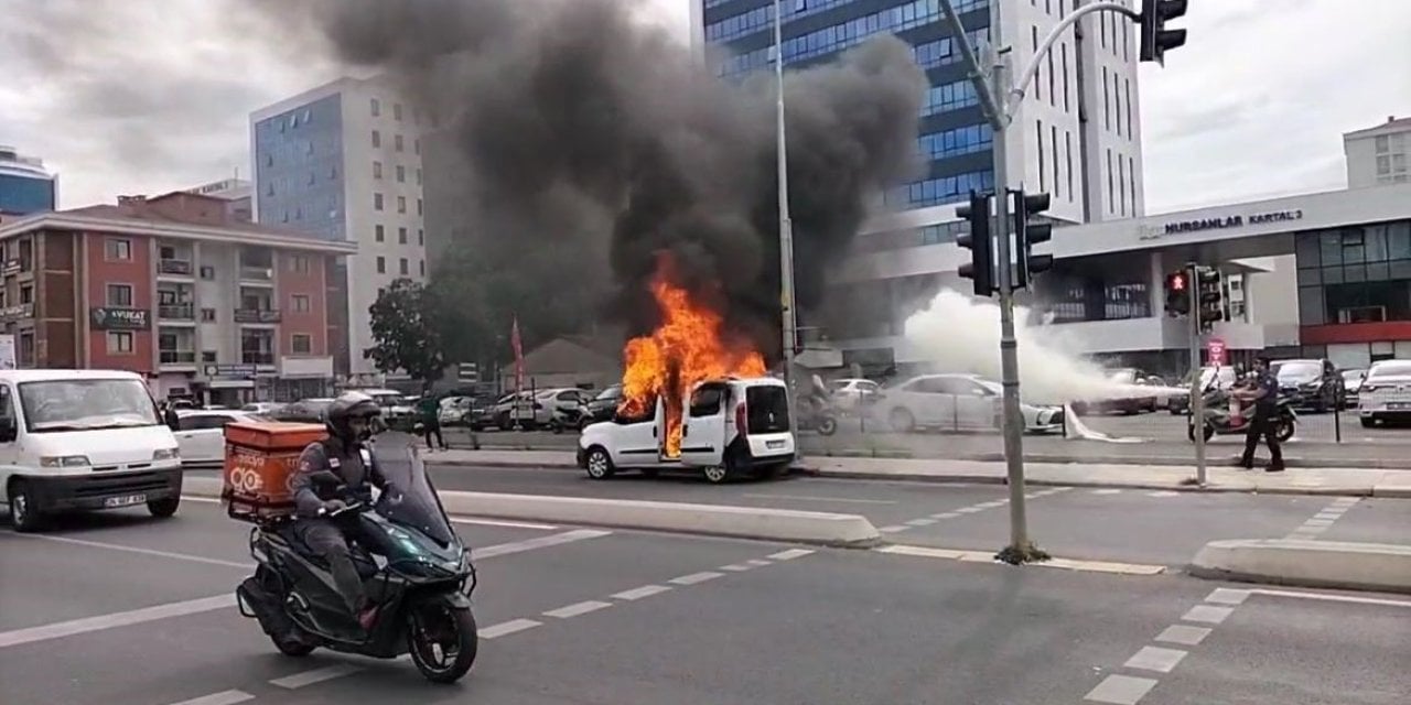 Adliye önünde hareketli dakikalar! Aracını ateşe verdi