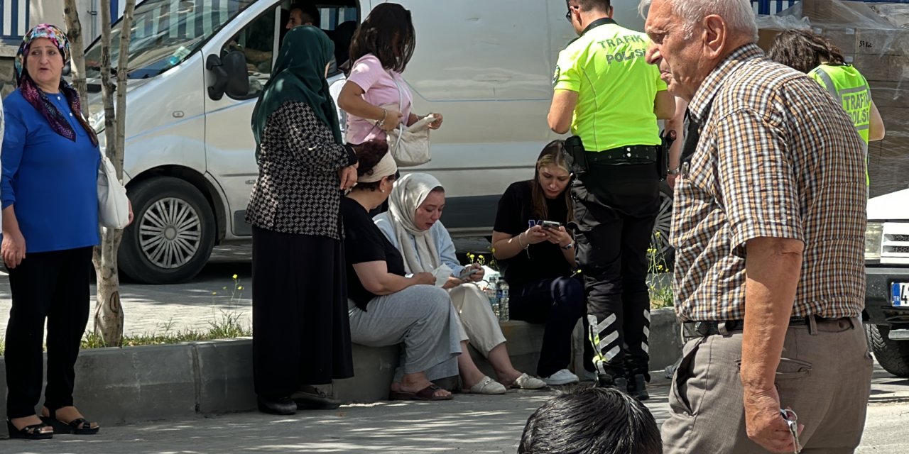 Motosikletli gençlere çarptı! Sürücü dakikalarca ağladı