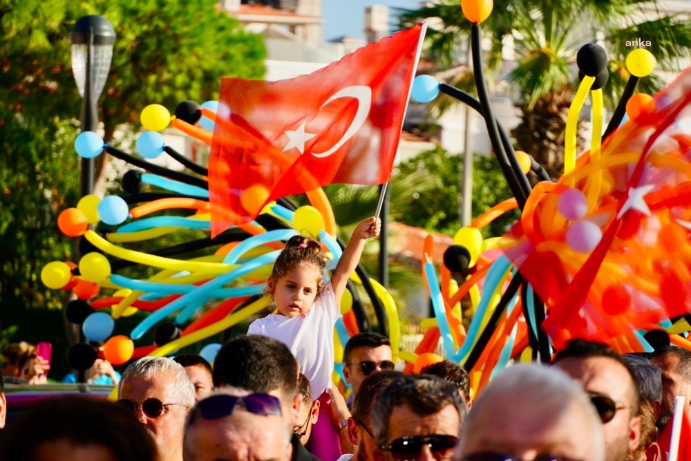 Çeşme Festivali'nde 90'lar rüzgarı esti