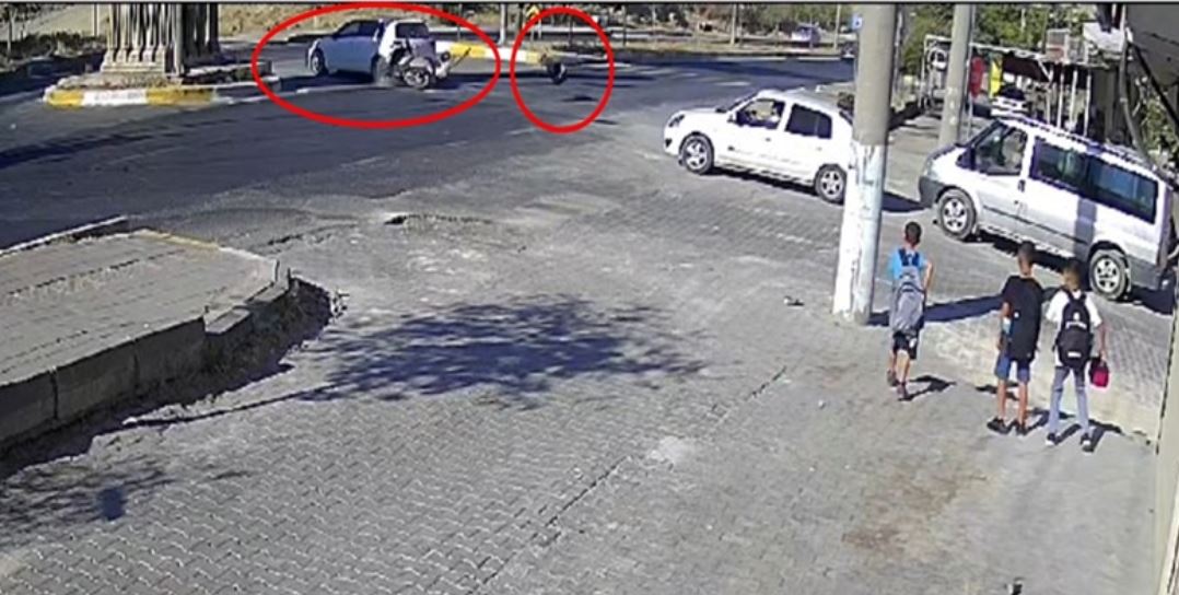 Otomobil ile motosikletin çarpışması kameraya yansıdı. Motosiklet sürücüsü ağır yaralandı