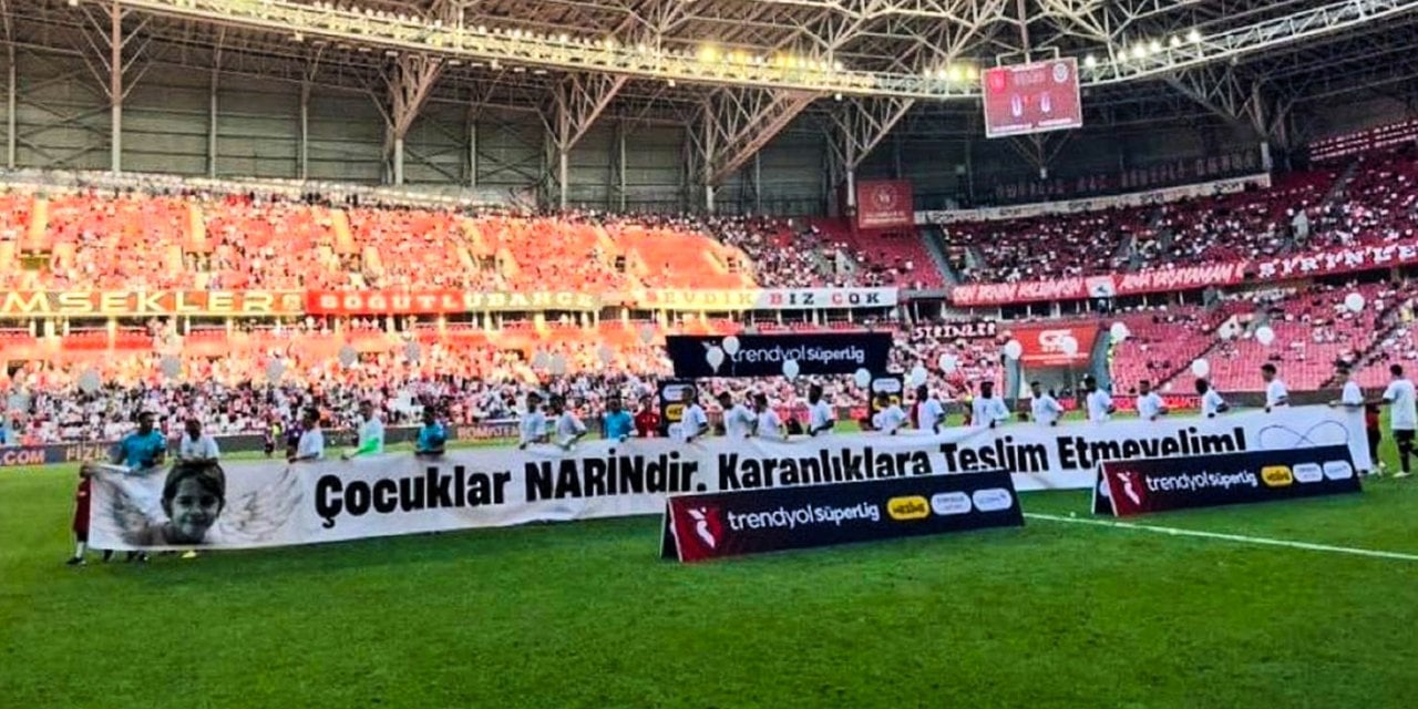 Narin pankartını binlerce taraftar dakikalarca ayakta alkışladı