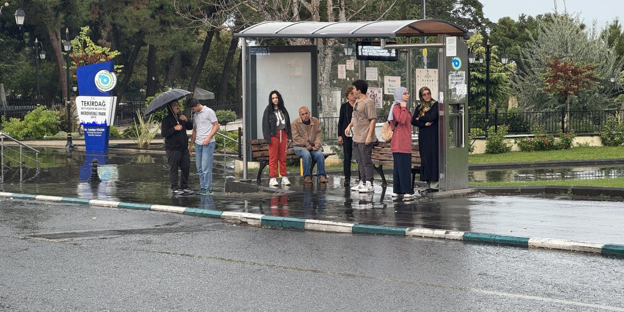 Tekirdağ'ı sağanak vurdu! Caddeler sular altında kaldı