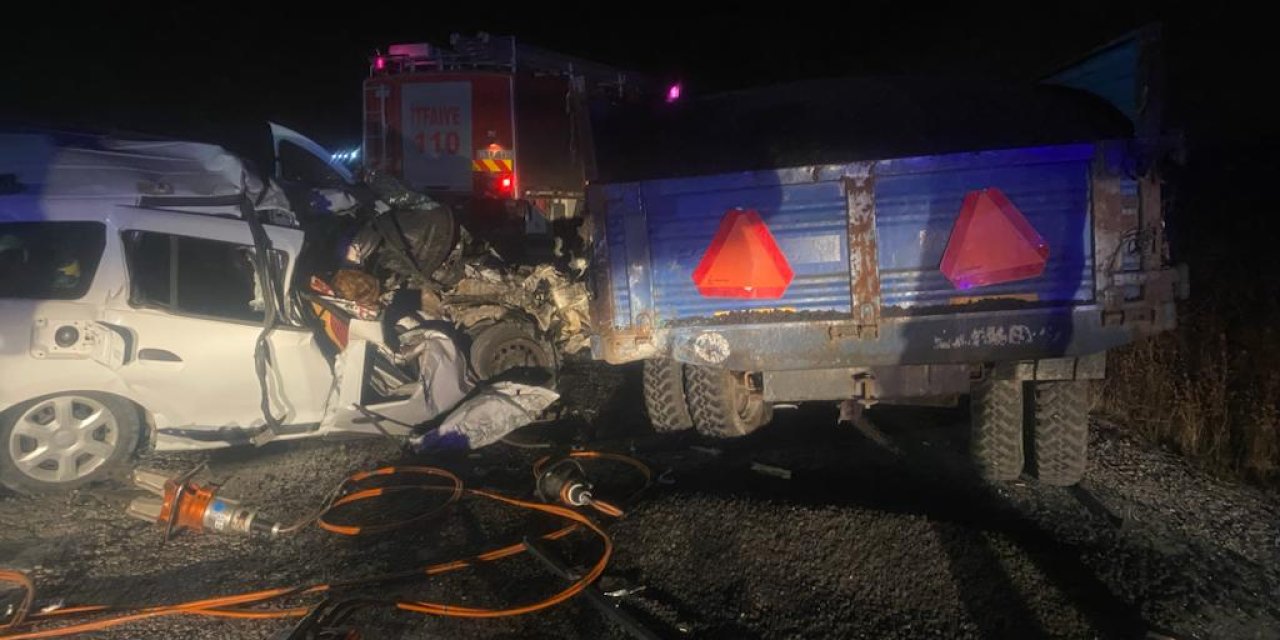 Traktörün römorkuna çarpan motosikletli yaralandı