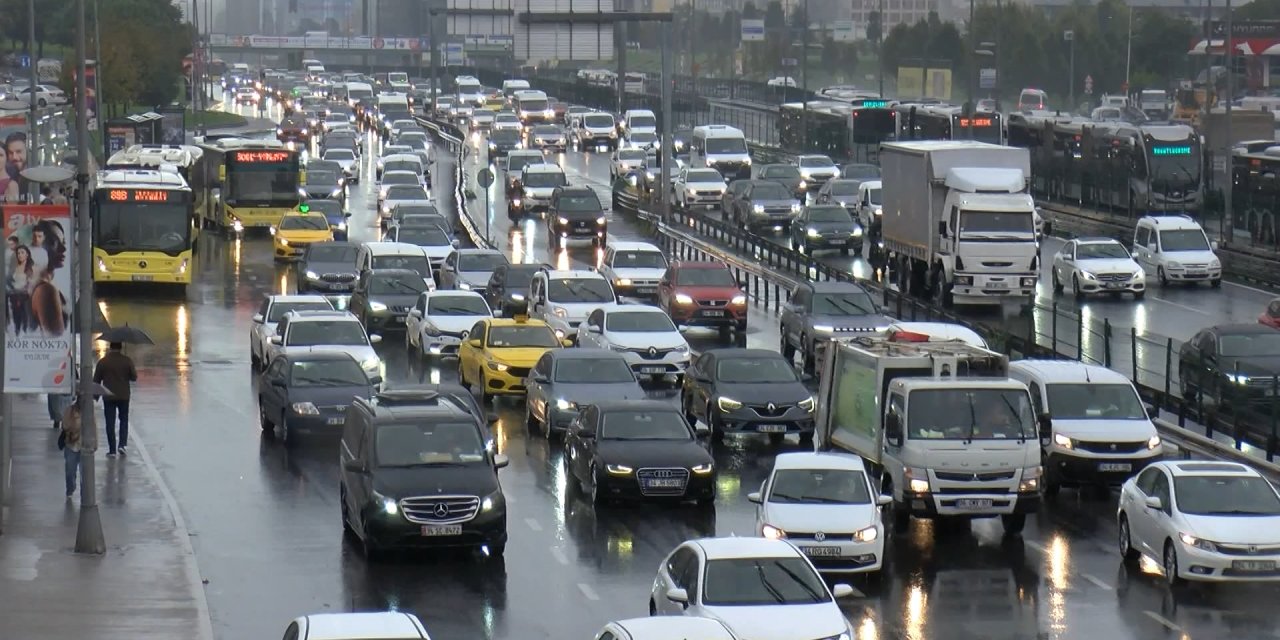 İstanbul'da haftanın ilk iş gününde trafik arapsaçı