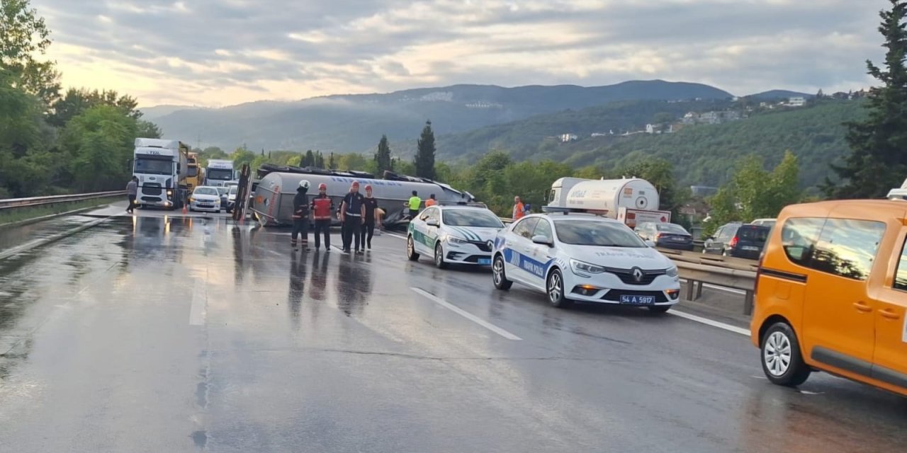 Otoyolda panik anları: Etilen glikol yüklü tanker devrildi!