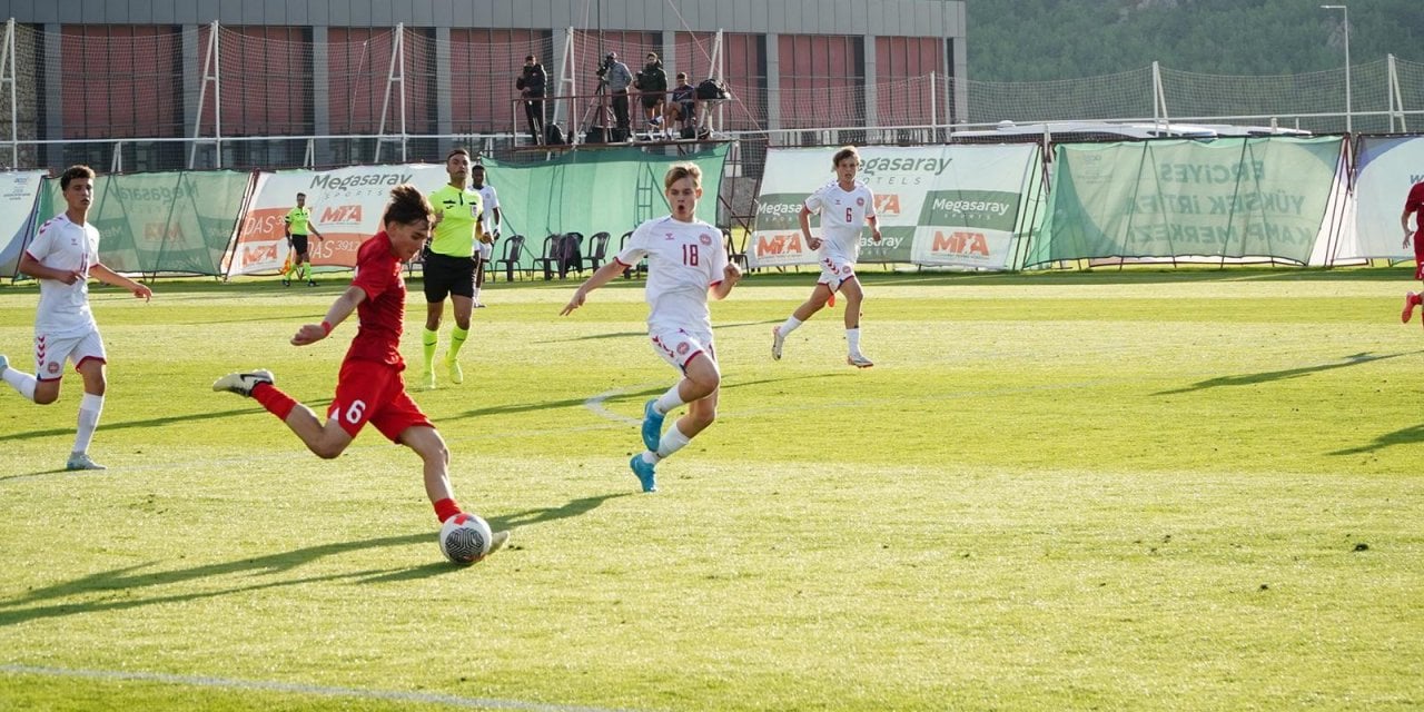 Milli Takım hocasından tarihe geçecek jest. Danimarka 10 kişi kalınca 1 oyuncusunu sahadan aldı